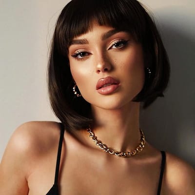 Natuurlijke Korte Bob Peruc k met Pony voor Vrouwen - Ideaal voor Feesten, Cosplay en Dagelijks Gebruik - Bruine Haarstijl
