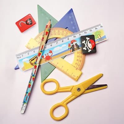 Famanu 4x Schrijfset kinderen - Schoolschrijfset met potlood, liniaal, puntenslijper en gum - Schrijfset "piraat" voor jongens (16 stuks - piraat)