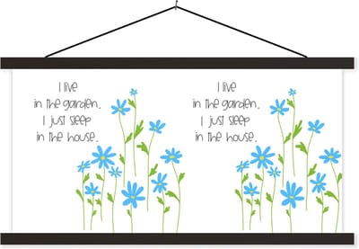 Posterhanger incl. Poster 60x30 cm - Schoolplaat - Spreuken - Quotes - I live in the garden I just sleep in the house - Textielposter - Zwarte latten