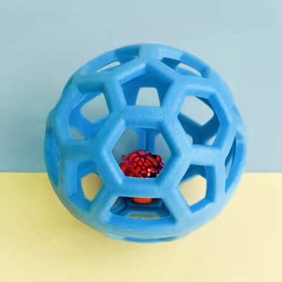 Daity Een kauwspeeltje/educatieve bal voor honden, met een ingebouwd belletje, hol vanbinnen voor duurzaamheid en een hoge veerkracht. Geschikt om buiten mee te spelen, 9 cm (blauw).