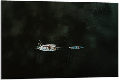 Forex - Twee Bootjes op het Water - 90x60cm Foto op Forex