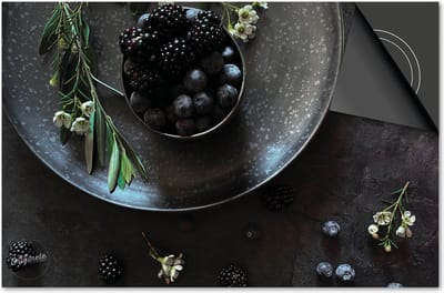 Inductie beschermer 60x60 - afdekplaat inductie mat - Dietrix Kookplaat beschermer - Exclusief - Flatlay - Servies zwart met donker fruit