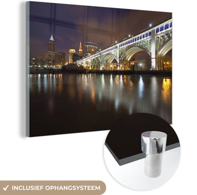 ® Glasschilderij 180x120 cm - Schilderij acrylglas - Verlichte brug in de nacht bij het Amerikaanse Cleveland - Foto op glas - Muurdecoratie woonkamer - Wanddecoratie slaapkamer - Schilderijen