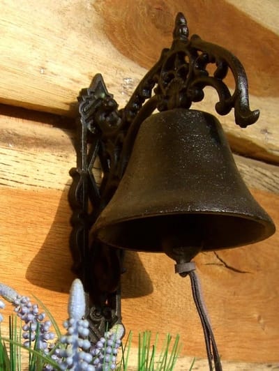 Decoratieve Tuinbel - Historische Deurbel - Tuinhuis Versieren - Helder Geluid - Hoogte 24 cm - Bruin