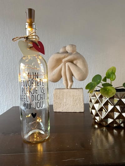 Lichtfles met tekst - Wijnfles met tekst - Mijn Favoriete plekje is heel kort bij jou - Valentijnsdag - 20 Led lampjes - Romantisch - Uniek - Cadeau - Sfeerverlichting - Samen zijn - Hip met Pit Creaties