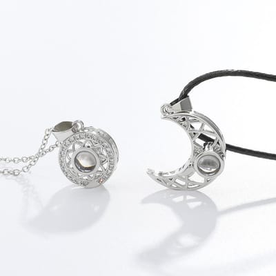Lot de 2 colliers magnétiques assortis pour couple, projection « I Love You » en 100 langues, soleil, lune, cœur, pendentif aimanté, cadeau pour amoureux argenté