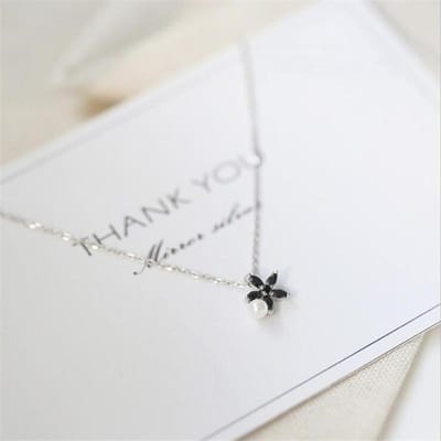 Nouvelle personnalité créative noire mignonne petite marguerite, bijoux en argent Sterling 925, fleur perle, chaîne de clavicule, pendentif colliers H564 white