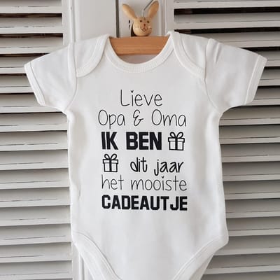 Baby Rompertje  korte mouw met tekst voor de allerliefste opa en oma: Lieve Opa en Oma Ik ben dit jaar het mooiste cadeautje | wit zwart | Maat 62-68