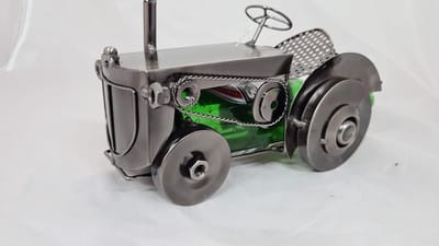 Tractorbeeldje trecker wijnfleshouder - moerenbeeldje tractor - cadeaubeeldje - metalen cadeau beeldje