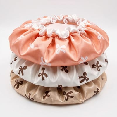 Set van 3 satijnen douche mutsen slaapmutsen met strikmotief – elastische haarbeschermende bonnet in roze, wit en beige – glanzende nachtmuts voor dames
