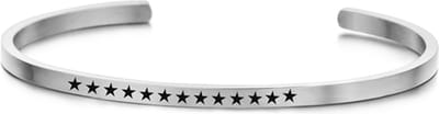 Key Moments 8KM-B00394 - Stalen open bangle met tekst - sterren - zirkonia - one-size - zilverkleurig