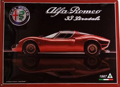 Alfa Romeo 33 Stradale. (1967). Metalen wandbord in reliëf 30 x 40 cm...