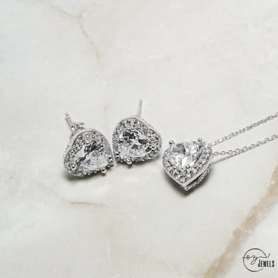 OZ Jewels Zilveren Ketting- en Oorbellen set met Hartvormige Zirkonium Design - Accessoires - Liefdessieraden - Dames - Valentijnsdag - Cadeau - Moederdag - Meisje - Sieraden Dames - In mooie geschenkverpakking - Love Keting en Oorbellen