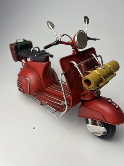 Vespa met rol voorop / strand matje