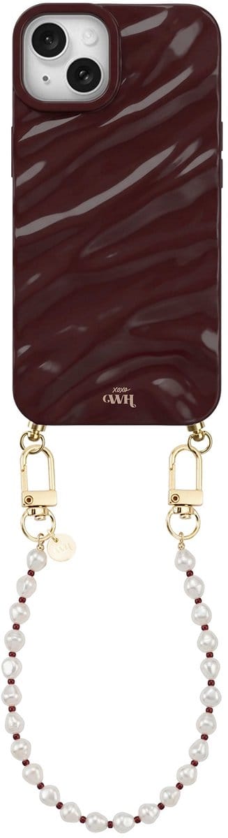 xoxo Wildhearts Burgundy Glaze telefoonhoesje met koord - geschikt voor iPhone 13 - Burgundy Pearl (kort koord) - Dream hoesje met telefoonkoord - Glimmende silicone case met plooien - Parelketting met burgundy & gouden details - Bordeaux rood