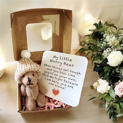 Cadeau Geschenk - Little Worry Bear - Troostbeer - In Geschenkdoosje - Steunbeer - Klein Knuffel - Cadeau - Klein Geschenk - Beer In Doosje - Ik Denk Aan Je - Beterschap