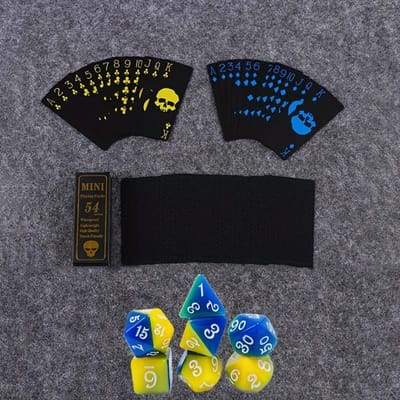 Een pak speelkaarten en een set van 7 dobbelstenen, waterdichte en slijtvaste speelkaarten van kunststof, blauwgroene veelzijdige digitale dobbelstenen. Pack of 2