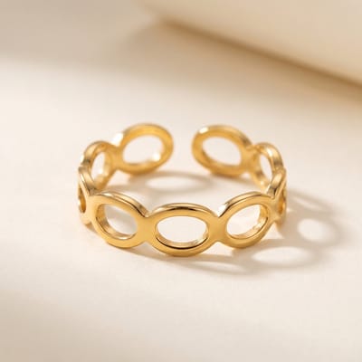 Lundholm Aveline Ring Dames Goudkleurig – Premium Stainless Steel Jewellery Gold PVD Plated – Verstelbare Ring met Open Schakel Design my Minimalistische Ring Aanschuifring – One Size Verstelbaar – Scandinavisch Design