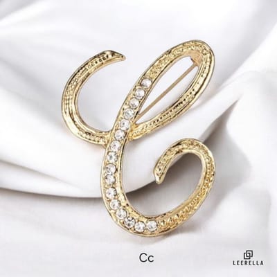 Luxe Strass | C | Letter Broche Goudkleurig met Zirconia Steentjes – Unisex Cursieve Initialen Pin Diverse Maten Voor Heren & Dames