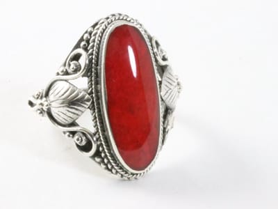 Traditionele bewerkte zilveren ring met rode koraal steen - maat 17