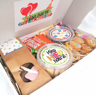 Verjaardag | Cadeaupakket "Van harte gefeliciteerd" | Geschenkverpakking | Hiep Hiep Hoera | Chocolade | Snacks | Snoep | Verjaardag | Geslaagd |