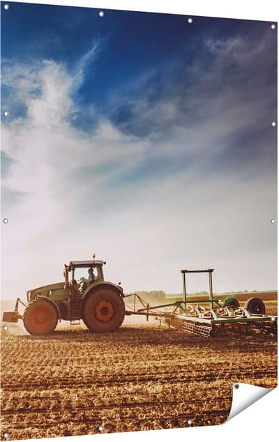 Gards Tuinposter Tractor op het Veld - Trekker - 120x160 cm - Tuindoek - Tuindecoratie - Wanddecoratie buiten - Tuinschilderij