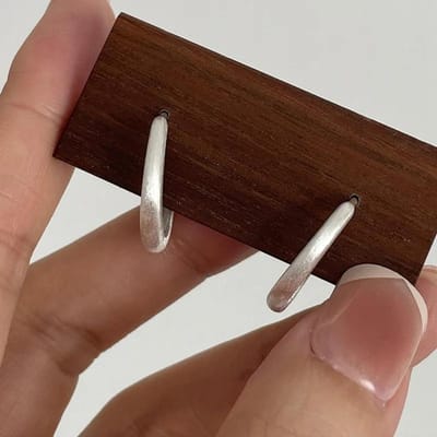 Boucles d'oreilles créoles classiques minimalistes mates brossées pour femmes, tempérament élégant, mode, accessoires de bijoux pour le quotidien, cadeaux black