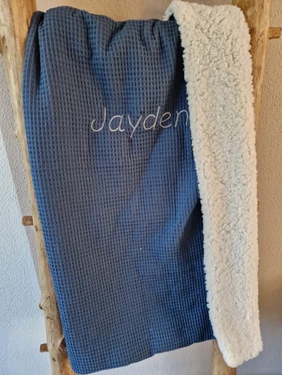 Gepersonaliseerde Baby Deken – Blauw / Teddy – Met Naam – Zachte Babydeken – Kinderwagen & Wieg – 100x70cm – Uniek Kraamcadeau