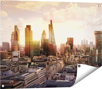 Gards Tuinposter Londen bij Zonsondergang in een Moderne Wijk - 80x60 cm - Tuindoek - Tuindecoratie - Wanddecoratie buiten - Tuinschilderij