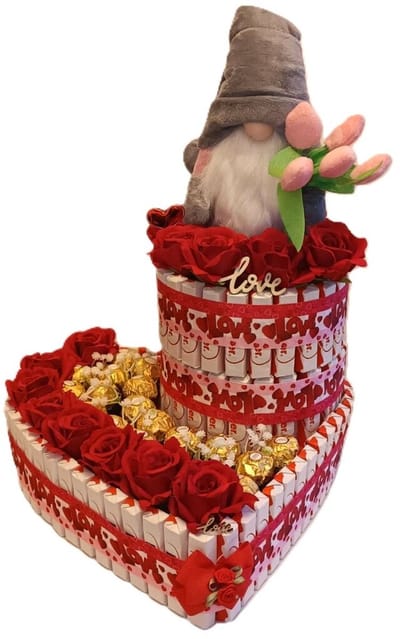 Snoeptaart hart 30cm en 3 verdiepen - met staande gnome