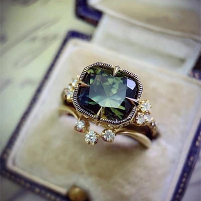 Ensemble de 2 bagues Huitan avec pierre principale verte unique, couleur or, pour femmes, bijoux fantaisie pour mariages et fêtes. 10 white