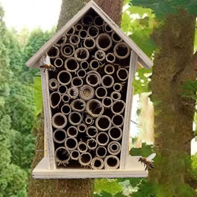 Houten Insectenhotel voor Bijen en Vlinders, Natuurlijke Houtconstructie, Weerbestendig en Hangend, 9.5 x 7 x 11.7 cm, Ideaal voor Tuin en Natuur