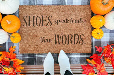 Shoes Speak Louder Than Words | 90x60 cm | Nieuwe huis cadeau | Ingangsmat | Deurmat met stijl | Verhuizing cadeau | Praktisch & trendy | Perfect voor binnenkomst | Cadeau voor nieuwe woning