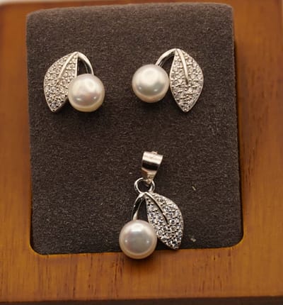 Sterling zilveren oorbellen + hanger blad met witte parel - sierlijke sieraden set met parel bestaat uit : oorknopjes en hangertje - zilveren oorbellen + hanger bladje met zoetwater parel - dames sieraden setje - leuke oorbellen en hanger