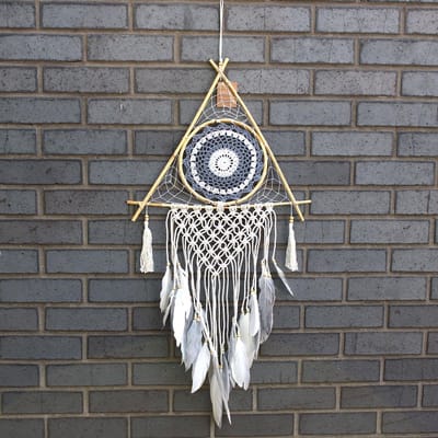 Beschermingsdromenvanger - Grote macramé piramide wit/grijs