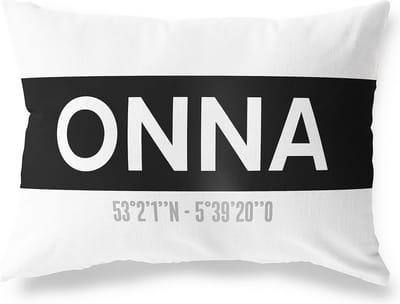 Tuinkussen ONNA - OVERIJSSEL met coördinaten - Buitenkussen - Bootkussen - Weerbestendig - Jouw Plaats - Studio216 - Modern - Zwart-Wit - 50x30cm