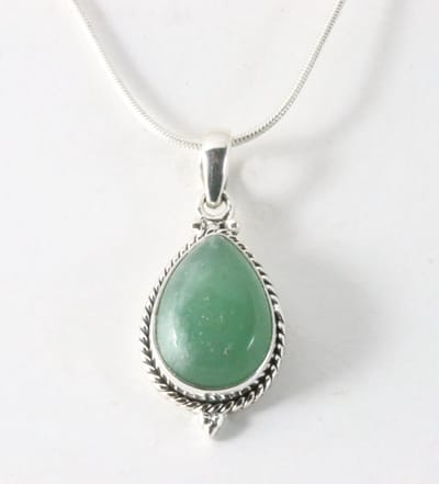 Bewerkte druppelvormige zilveren hanger met jade aan ketting