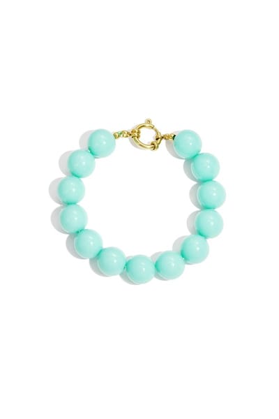 Armband met grote kralen en sluiting aan de voorkant.