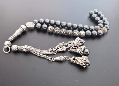 Handgemaakte naam tasbih 33 Kralen Natuursteen “Hematiet ” - met metaal tassel “Draak hoofd"- Met je naam of de naam van uw geliefde- 8 mm diameter van de korrel