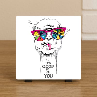 Wenstegeltje “It’s Good to See You” – Alpaca met Zonnebril – Spreuktegel – Stijlvolle Woondecoratie met Boodschap – Trendy nu– Hip trendy tegeltje – Cadeau – Zomaar – Deco – Decoratief Tegeltje met Standaard – Cadeau Idee
