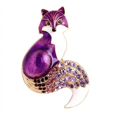 Paarse vos broche dames met dierfiguur, goudkleurige afwerking en strass accenten, decoratieve broche als speld met paarse stenen en emaille look detail geschikt voor jas, blouse of sjaal