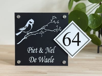 Naambordje voordeur | Koolmees op tak | Huisnummer | 20x28.5cm | MAT zwart | RVS afstandhouders