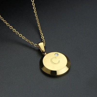 Aramat Jewels | Halskettingen | Goudkleurige Initiaal Ketting met Zirkonia Steentje - 45cm | C | |18mm | Staal | Volwassenen | Verkleurd niet