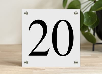 Huisnummerbord / huisnummer strak opaal 20x20cm met rvs afstandhouders
