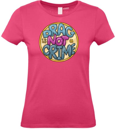 Dames T-shirt Drag Is Not A Crime | Gay pride shirt kleding | Regenboog kleuren | LGBTQ | Roze dames | maat XS
