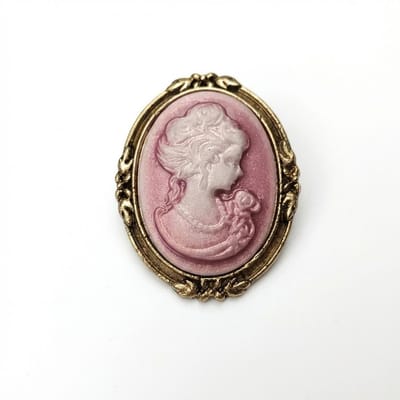 Roze ovale camee broche met profiel – broche dames – decoratieve speld met klassieke cameo uitstraling, goudkleurige sierlijke rand en reliëf portret ontwerp