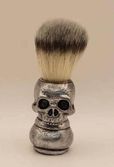 Scheerkwast met doodskop handvat zilverkleurig - stoere heren doodshoofd scheerkwasten - leuke skull scheerkwast - gothic scheerkwast - mooie kwast voor te scheren - cadeau tip voor heren - prachtige kwast voor te scheren - zachte scheerkwast