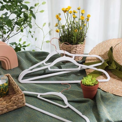 Kledinghangers - kleerhangers- 50 stuks - antislip - premium kwaliteit - duurzaam en dun - 0,5 cm dik - ruimtebesparend - sterk hoogwaardig kunststof - voor volwassenen - 41,5 cm breed - grijsÂ