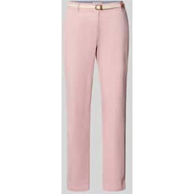 chino met riem en achterzakken