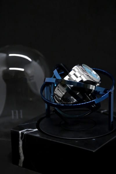 Tourbillon horlogeopwinder in zwart Nero Marquina marmer en blauw stalen ringen - Elbrus Horology - Gyrowinder Orbit Watch Winder